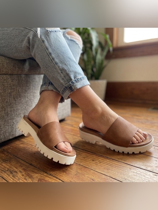 Seven7 Shoes - Seven7 Pearl Brown Slide Clog Sandals with White Lug Sole Size: 7